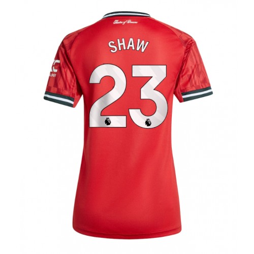 Manchester United Luke Shaw #23 Domaci Dres Ženska 2025-26 Kratak Rukav Manchester United Luke Shaw #23 Domaci Dres Ženska 2025-26 Kratak Rukav